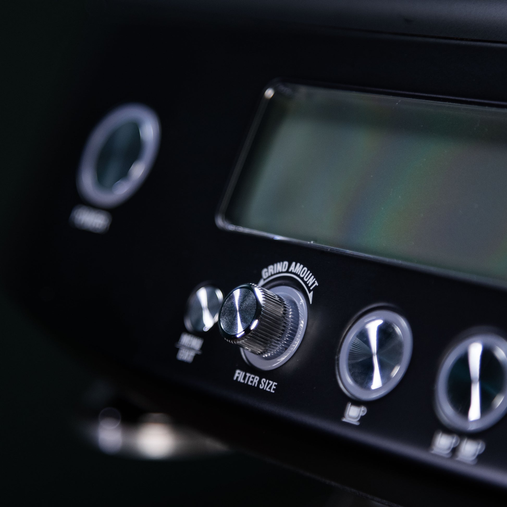 close up of the grind size button 